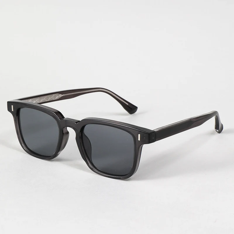 Dame solbrille i moderne statementstil med forsterket ramme Luvikno