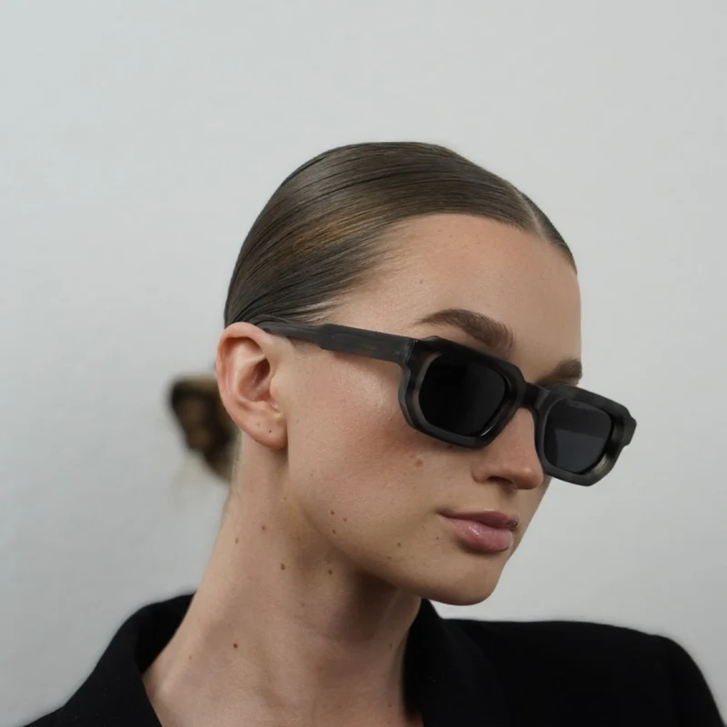 Dame solbrille i moderne geometrisk design fra Luvikno