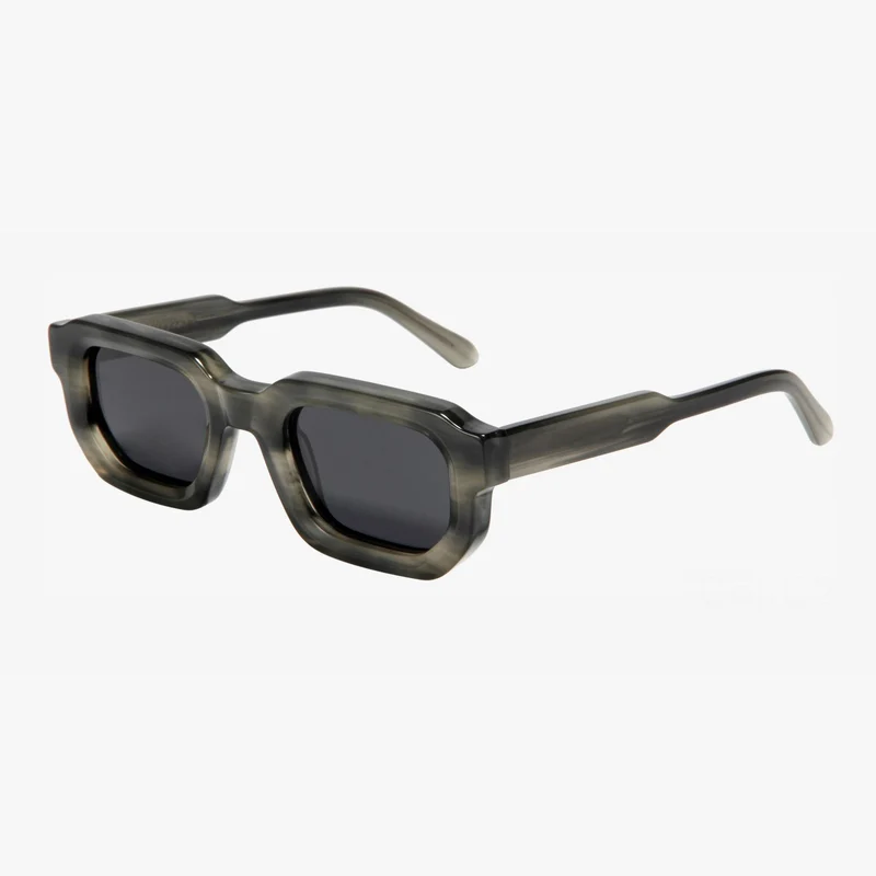 Dame solbrille i moderne geometrisk design fra Luvikno