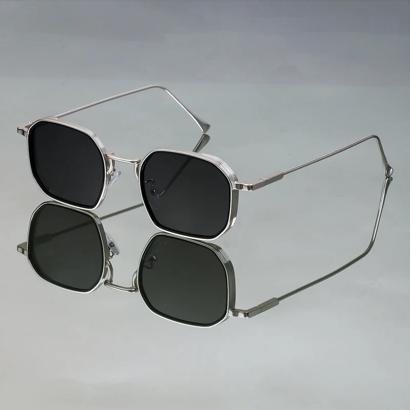 Dame moteriktig solbrille med stilfull, firkantet ramme og UV-beskyttelse Luvikno