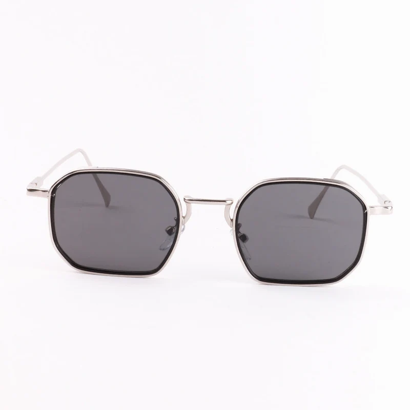 Dame moteriktig solbrille med stilfull, firkantet ramme og UV-beskyttelse Luvikno