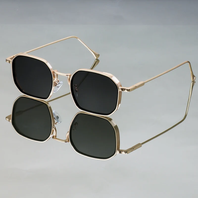 Dame moteriktig solbrille med stilfull, firkantet ramme og UV-beskyttelse Luvikno