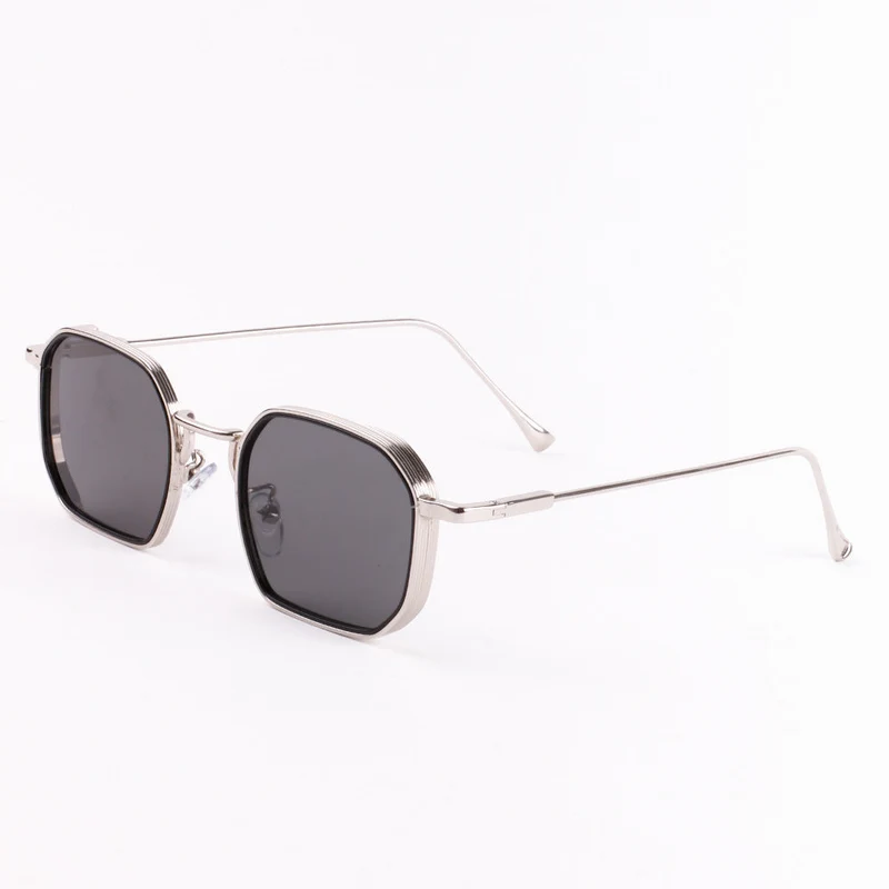 Dame moteriktig solbrille med stilfull, firkantet ramme og UV-beskyttelse Luvikno