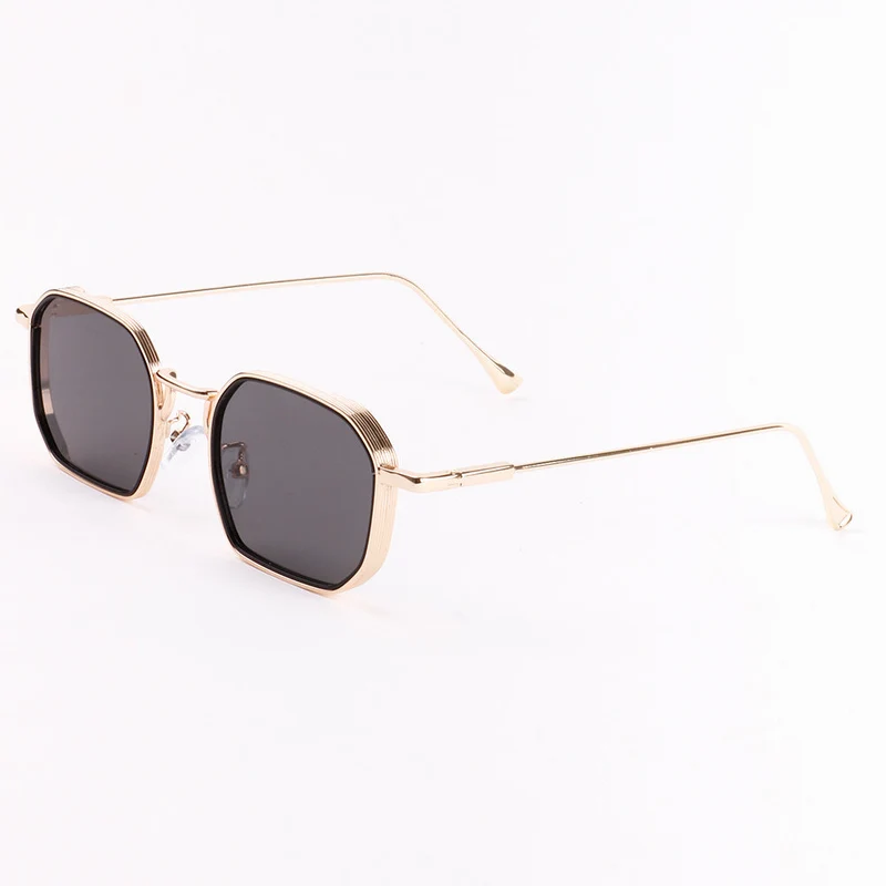 Dame moteriktig solbrille med stilfull, firkantet ramme og UV-beskyttelse Luvikno
