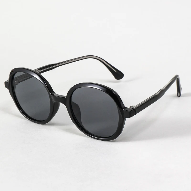 Dame moteriktig solbrille med robust og stilige rammer Luvikno