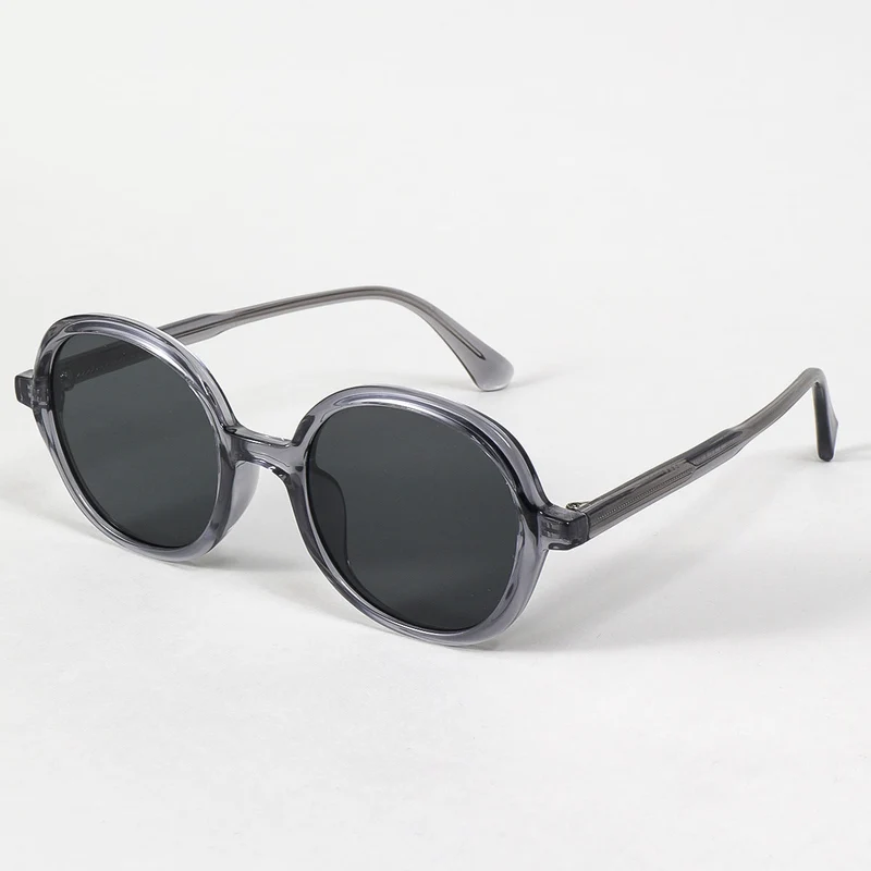 Dame moteriktig solbrille med robust og stilige rammer Luvikno