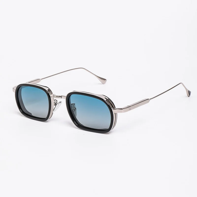 Dame moteriktig solbrille med robust metallramme og trendy glass Luvikno