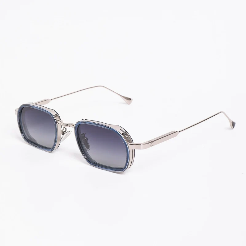 Dame moteriktig solbrille med robust metallramme og trendy glass Luvikno