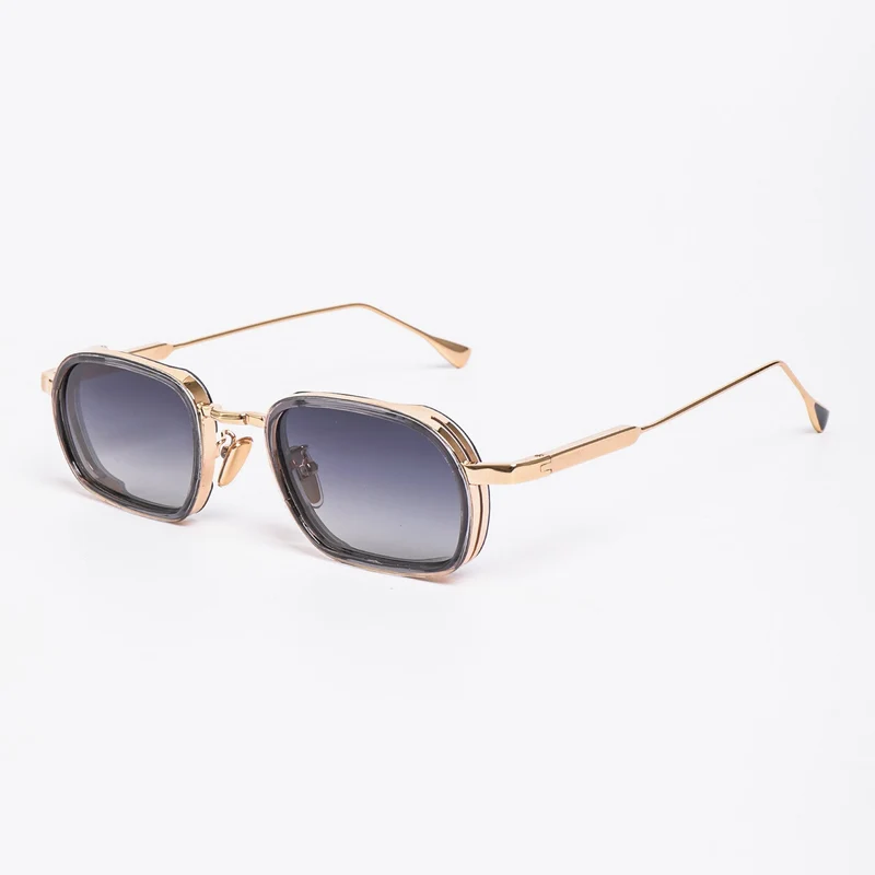 Dame moteriktig solbrille med robust metallramme og trendy glass Luvikno