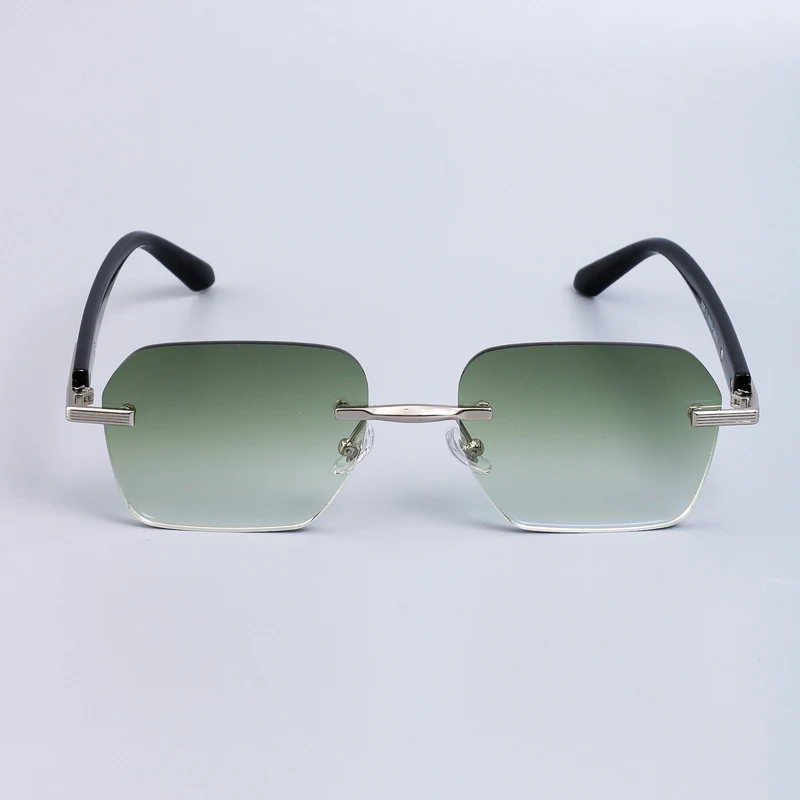 Dame mode solbrille med elegant metallramme og robuste glass Luvikno