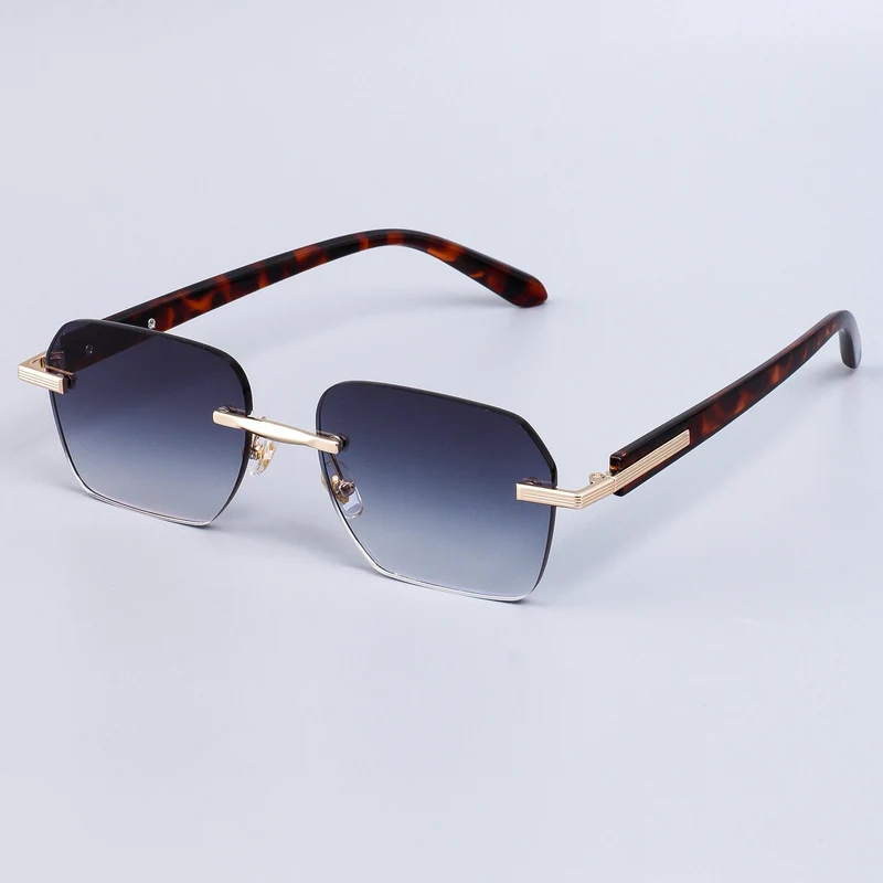 Dame mode solbrille med elegant metallramme og robuste glass Luvikno