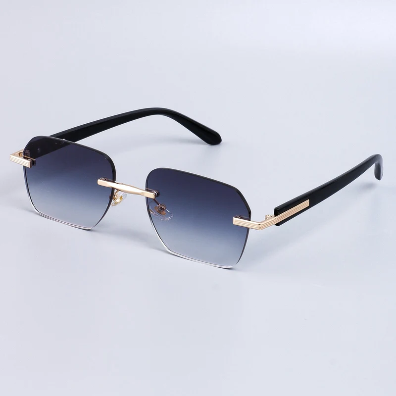 Dame mode solbrille med elegant metallramme og robuste glass Luvikno