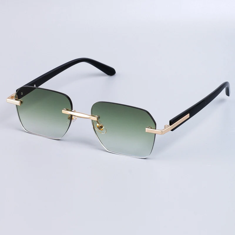 Dame mode solbrille med elegant metallramme og robuste glass Luvikno