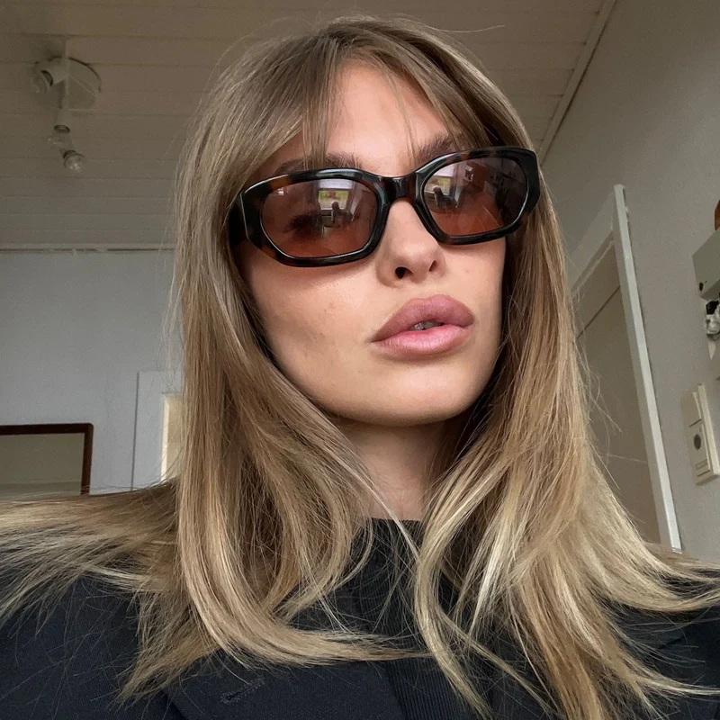 Dame moteriktig solbrille i stilfull, oversized design Luvikno