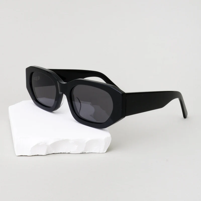 Dame moteriktig solbrille i stilfull, oversized design Luvikno