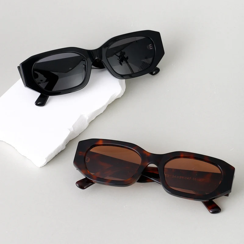 Dame moteriktig solbrille i stilfull, oversized design Luvikno