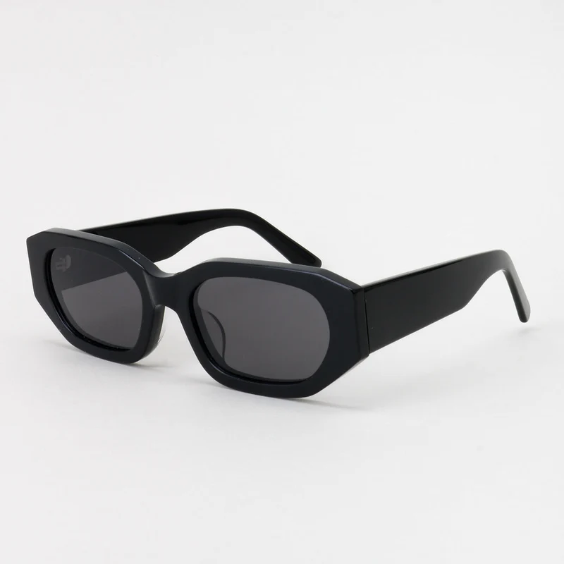 Dame moteriktig solbrille i stilfull, oversized design Luvikno