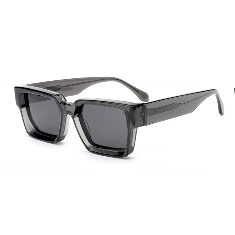Dame moteriktig solbrille i stilfull design med bred ramme Luvikno