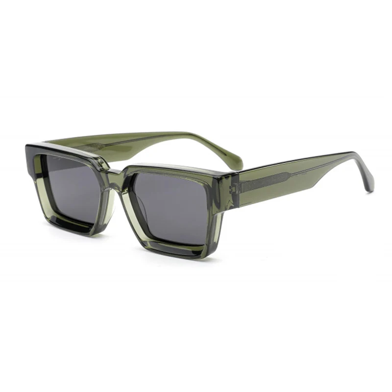 Dame moteriktig solbrille i stilfull design med bred ramme Luvikno