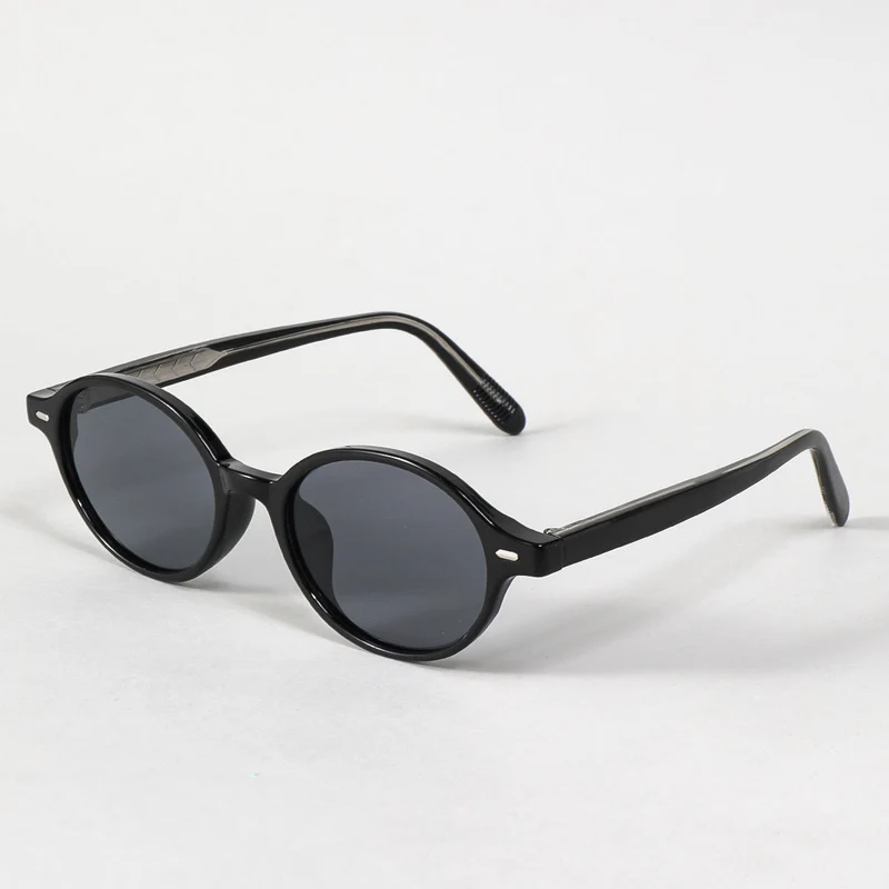 Dame moteriktig solbrille i oval design med stilige detaljer Luvikno