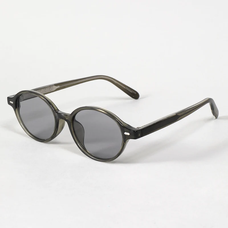 Dame moteriktig solbrille i oval design med stilige detaljer Luvikno