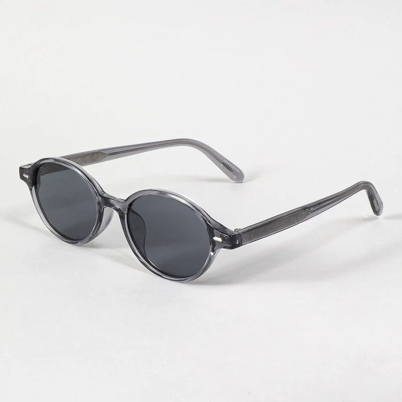 Dame moteriktig solbrille i oval design med stilige detaljer Luvikno