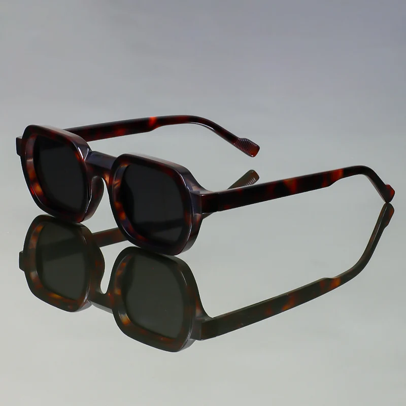 Dame moteriktig solbrille i moderne design med bred ramme Luvikno