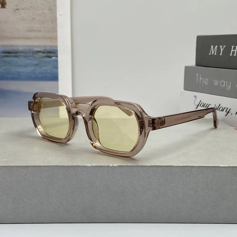 Dame moteriktig solbrille i moderne design med bred ramme Luvikno