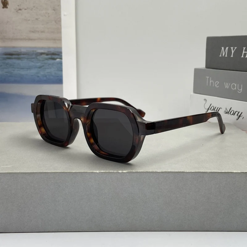 Dame moteriktig solbrille i moderne design med bred ramme Luvikno