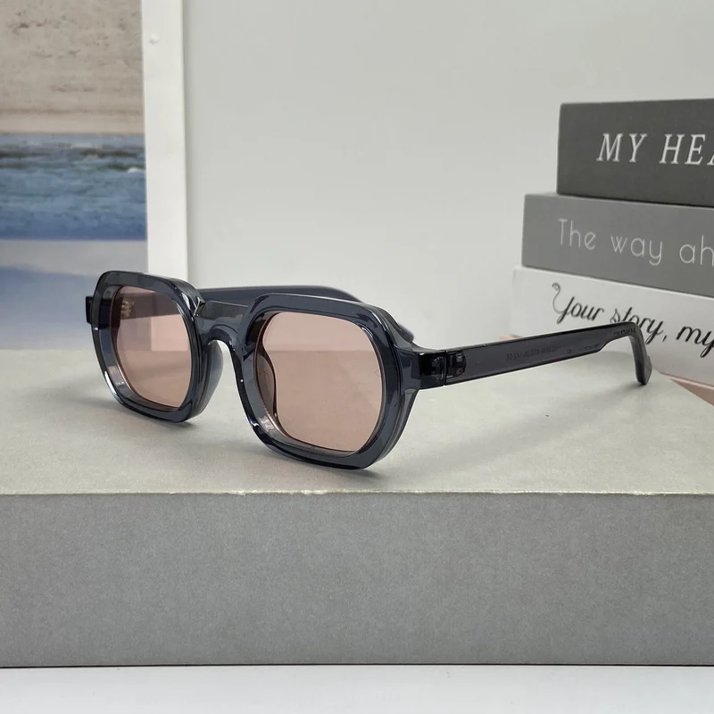 Dame moteriktig solbrille i moderne design med bred ramme Luvikno