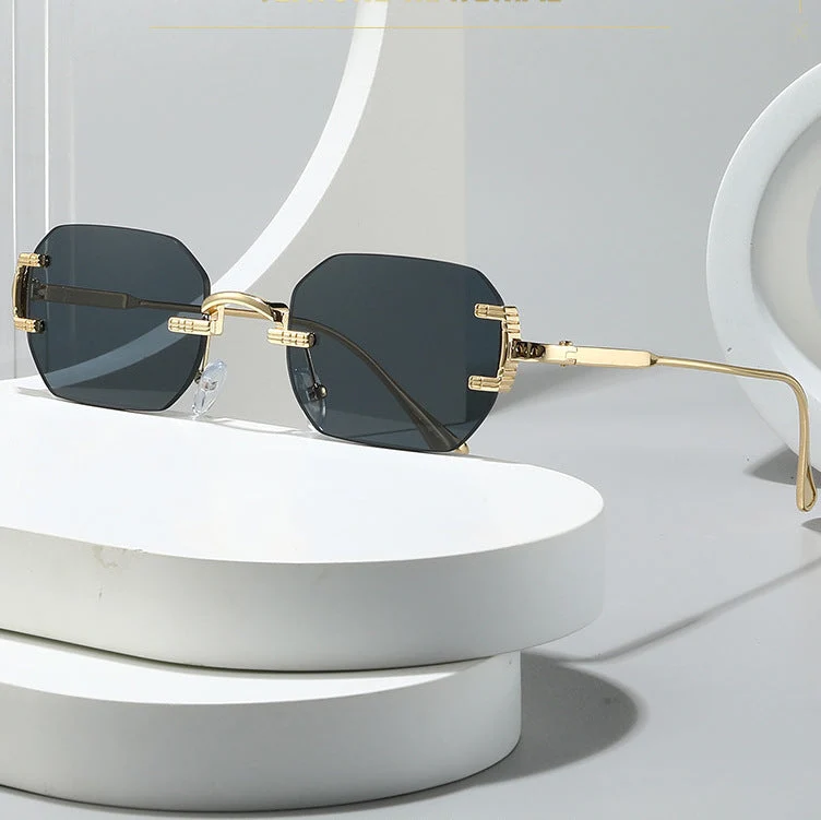 Dame moteriktig solbrille i elegant geografisk stil Luvikno