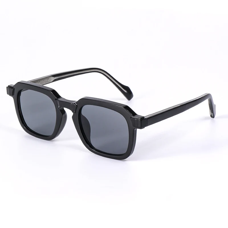 Dame moteriktig solbrille i elegant, kantet design Luvikno