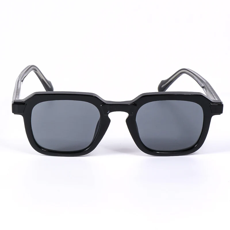 Dame moteriktig solbrille i elegant, kantet design Luvikno