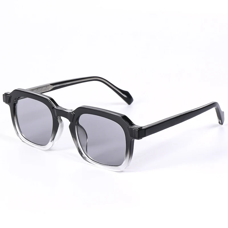 Dame moteriktig solbrille i elegant, kantet design Luvikno