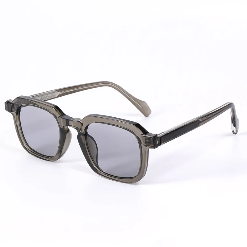 Dame moteriktig solbrille i elegant, kantet design Luvikno