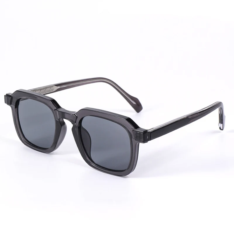 Dame moteriktig solbrille i elegant, kantet design Luvikno
