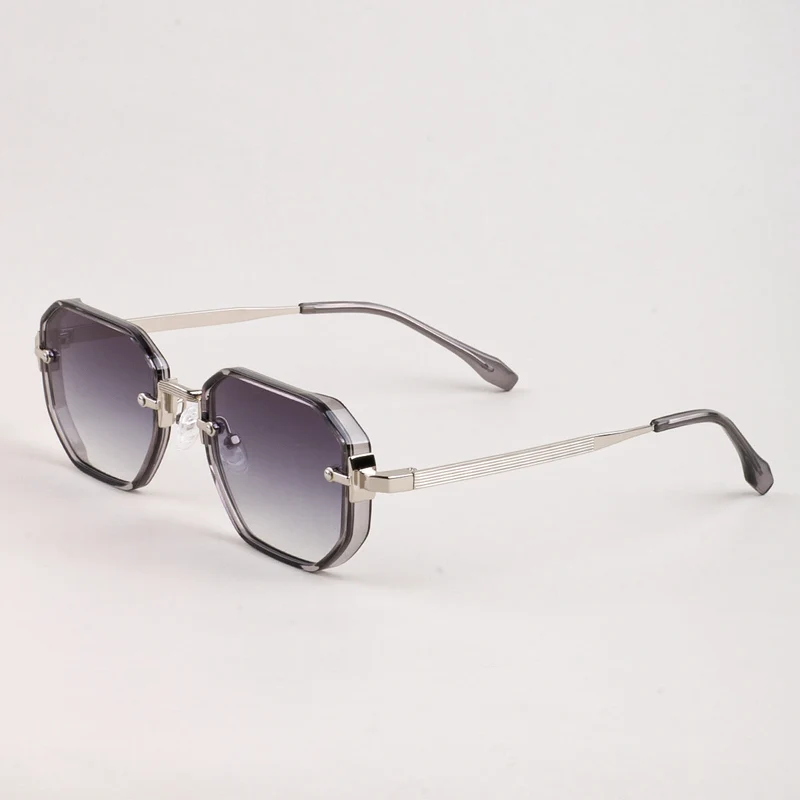Dame moteriktig solbrille i elegant, åttkantet design Luvikno