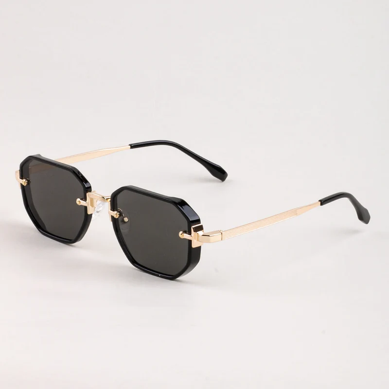 Dame moteriktig solbrille i elegant, åttkantet design Luvikno