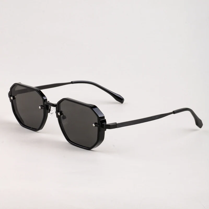 Dame moteriktig solbrille i elegant, åttkantet design Luvikno