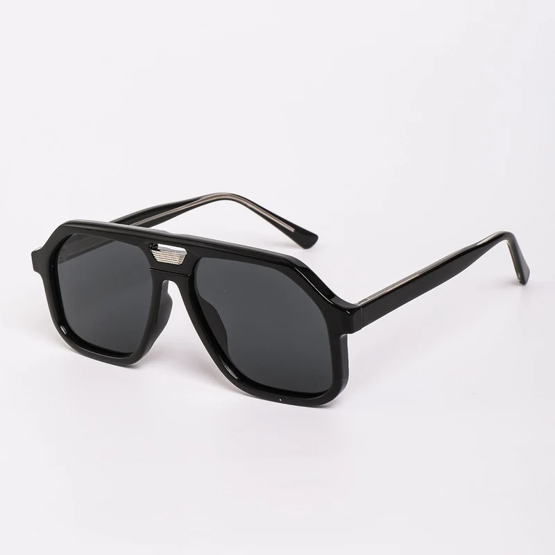Damene moteriktig solbrille i unikt, geometrisk design Luvikno