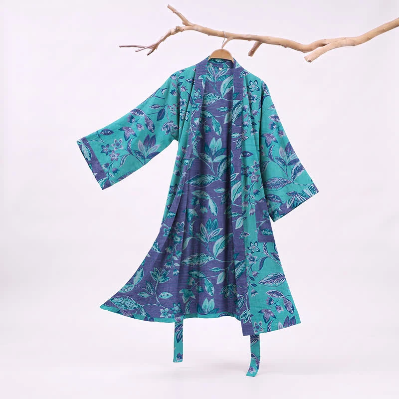 Kimono-Bademantel aus blauer und violetter Blattbaumwolle