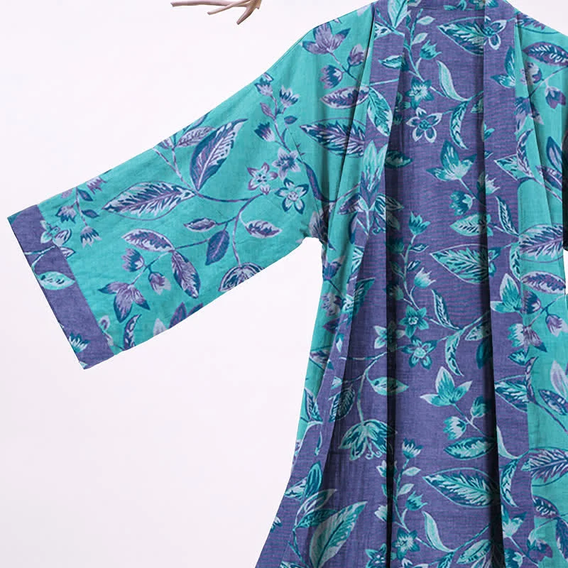 Kimono-Bademantel aus blauer und violetter Blattbaumwolle