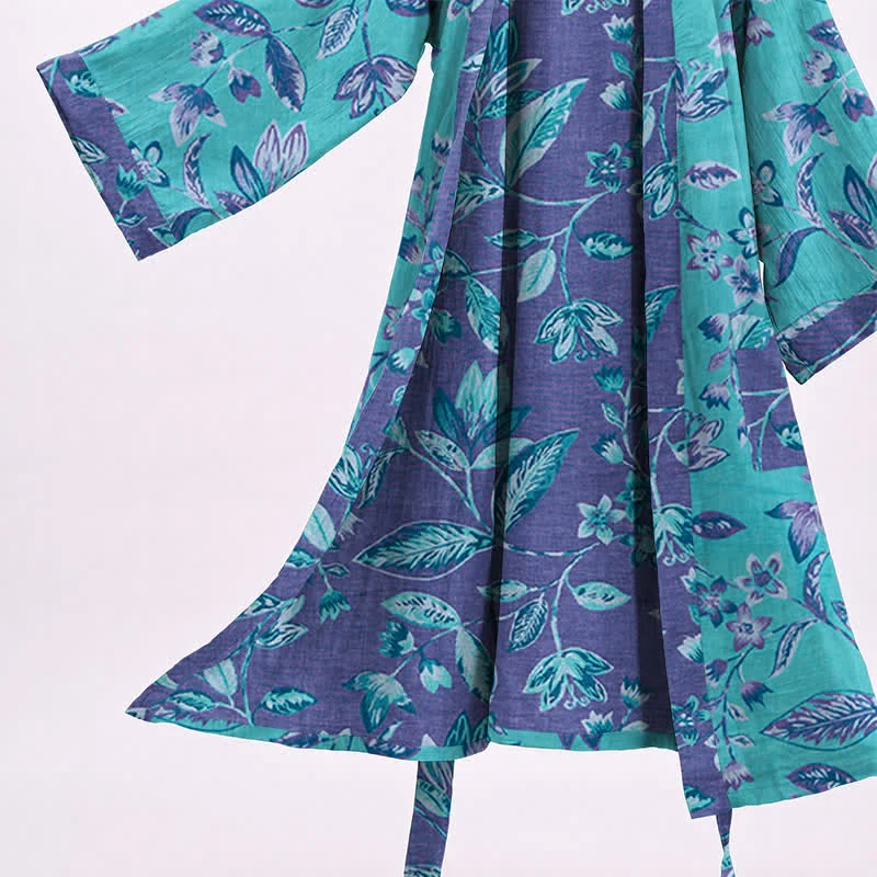 Kimono-Bademantel aus blauer und violetter Blattbaumwolle
