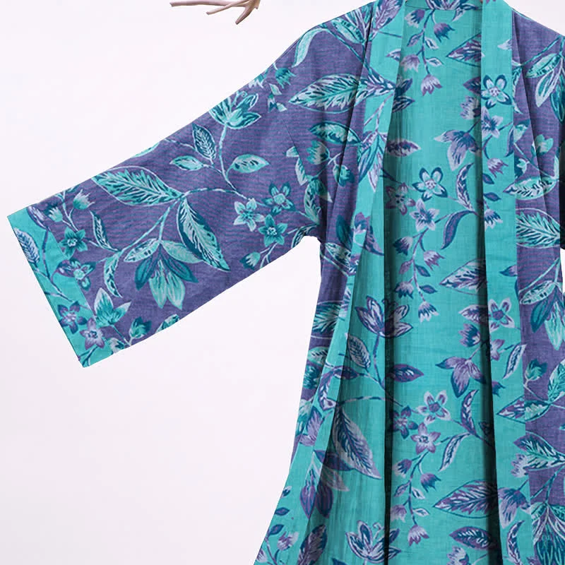 Kimono-Bademantel aus blauer und violetter Blattbaumwolle