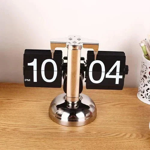 Retro Flip Clock with Automatic Turning Element | Luvikno