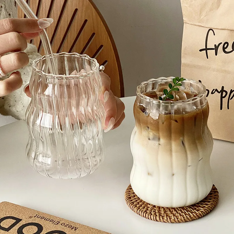 RillenGlas Trinkbecher-Set – 2/4 Wiederverwendbare Glasbecher mit Deckel & Trinkhalm | Spülmaschinengeeignet | Für Eiskaffee, Matcha & Saft