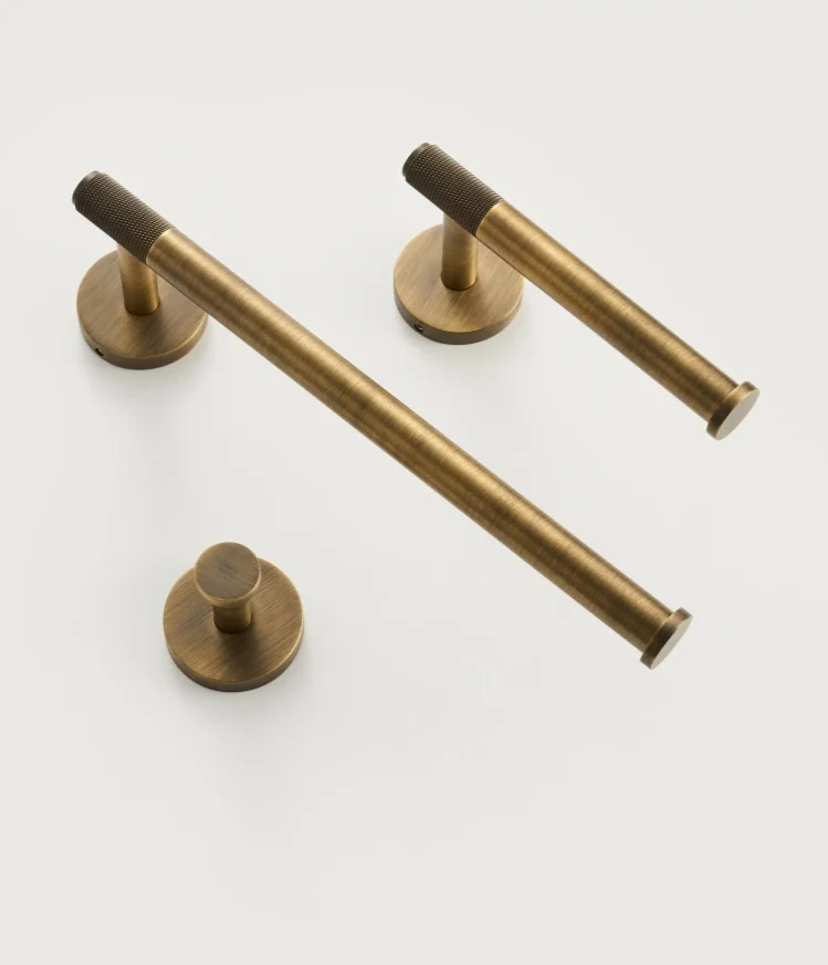 VintageGriff Badaccessoires Set Bronze – Gerändelte Messing Optik | Handtuchhalter & Toilettenpapierhalter | Rustikales Badezimmer Design