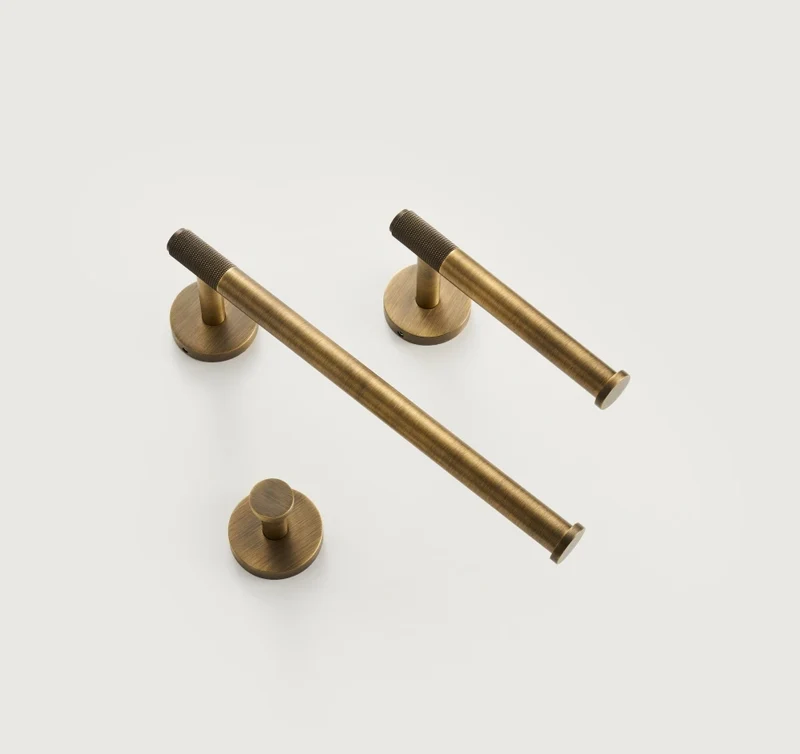 VintageGriff Badaccessoires Set Bronze – Gerändelte Messing Optik | Handtuchhalter & Toilettenpapierhalter | Rustikales Badezimmer Design