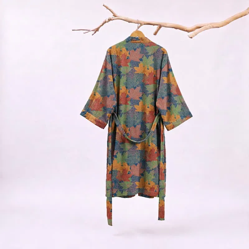 Kimono-Bademantel aus Baumwolle mit Ahornblattmuster für den Herbst