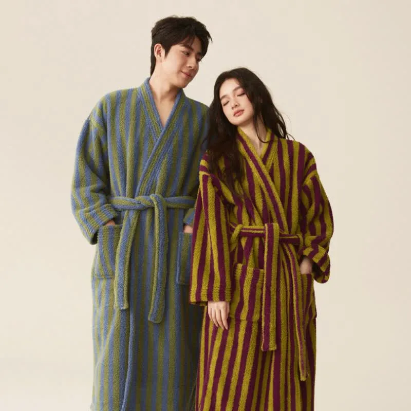 Langer Bademantel aus modernem Fleece mit modernen Streifen